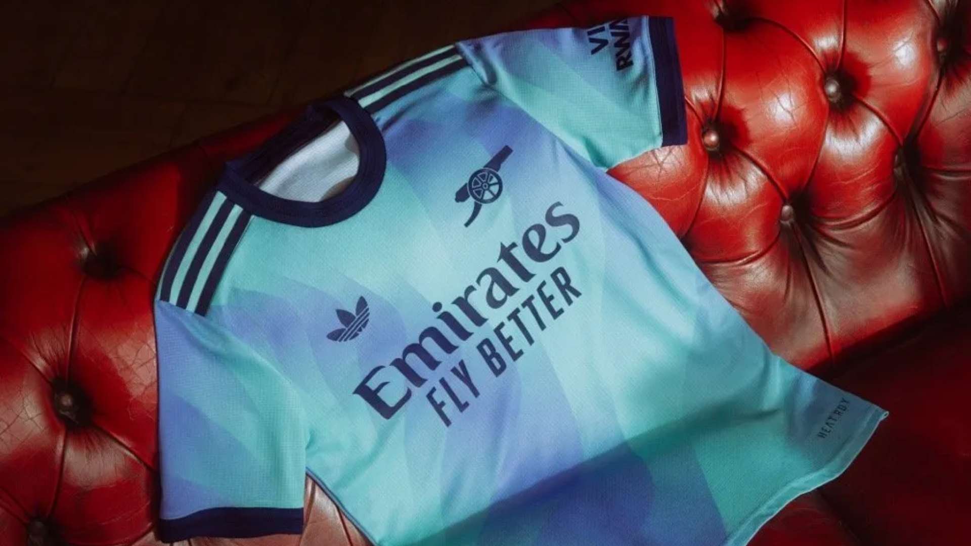 是他在場邊 是他在場邊